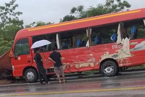 Hai xe khách va chạm trên cao tốc Nội Bài-Lào Cai, 6 người thương vong
