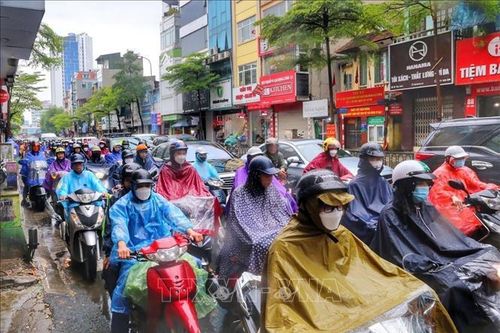 Hà Nội: Mưa to đúng giờ đi làm khiến nhiều tuyến phố bị ùn tắc