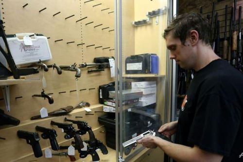 Doanh số bán súng tăng vọt sau khi Canada xem xét ban hành lệnh cấm