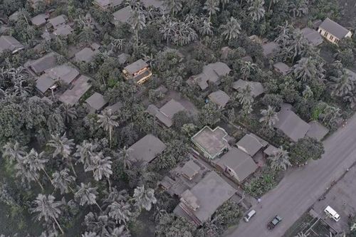 Núi lửa phun trào tại Philippines, tro khói nhuộm cả thị trấn 'xám xịt'