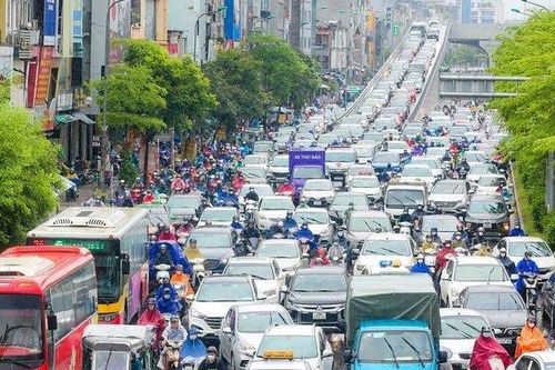 Giao thông Thủ đô ùn tắc cục bộ dưới cơn mưa lớn đầu tuần