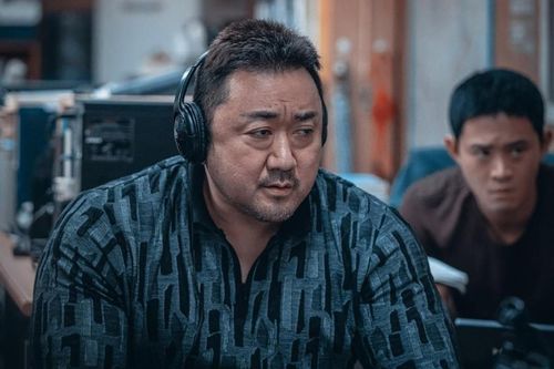 'Ông vua phòng vé' Ma Dong Seok bị ném đồ ngay tại sự kiện