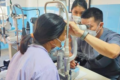 Một phụ nữ bị vỡ thủy tinh thể khi đứng xem máy cắt cỏ hoạt động
