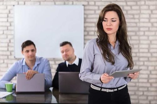 Nhìn gợi tình, nháy mắt liên tục bị coi là quấy rối tình dục: Mơ hồ và khó chứng minh