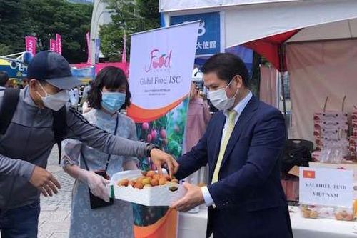 Người dân Nhật Bản 'mê mẩn' trước đặc sản vải thiều tươi đến từ Việt Nam