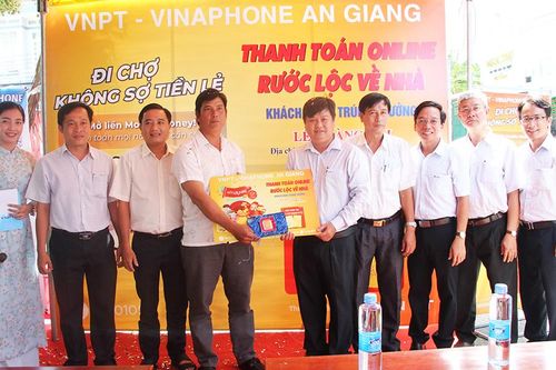 VNPT An Giang trao giải 1 cây vàng SJC 9999 cho khách hàng trúng thưởng và tổ chức Chương trình thanh toán không dùng tiền mặt tại chợ Châu Đốc