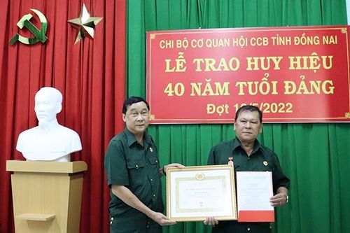 Trao Huy hiệu 40 năm tuổi Đảng