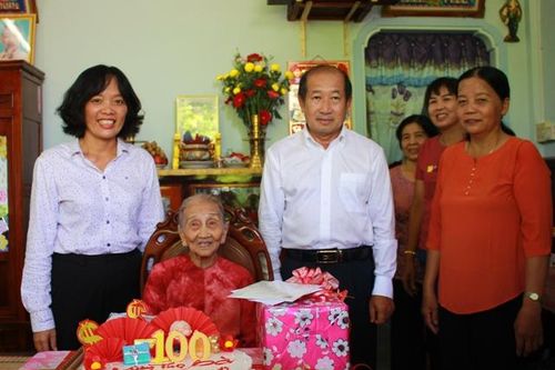 Lãnh đạo tỉnh thăm, mừng thọ các cụ tròn 100 tuổi