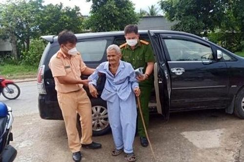 Công an bố trí đưa, đón người dân đi làm CCCD