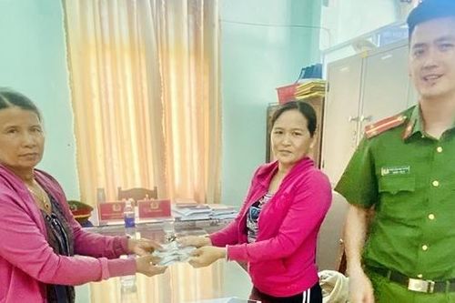 Ra cánh đồng nhặt được bọc tiền, giao Công an xã trả người đánh rơi