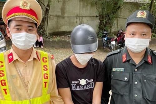 Đi ngang chốt 141, nam thanh niên 'lo lắng' lộ gói ma túy