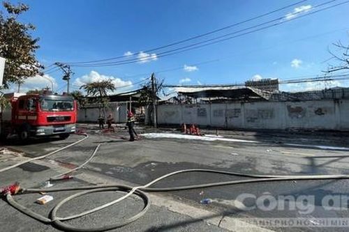 Cảnh sát PCCC TPHCM nhanh chóng dập tắt vụ cháy tại bãi xe tang vật