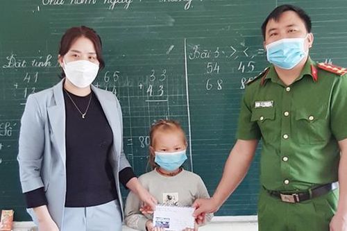 Khi công an xã làm từ thiện