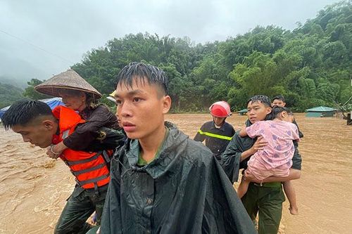 Mưa lớn kéo dài, TP Sơn La ngập sâu trong nước, Thái Nguyên 2 khu vực xuất hiện vết nứt