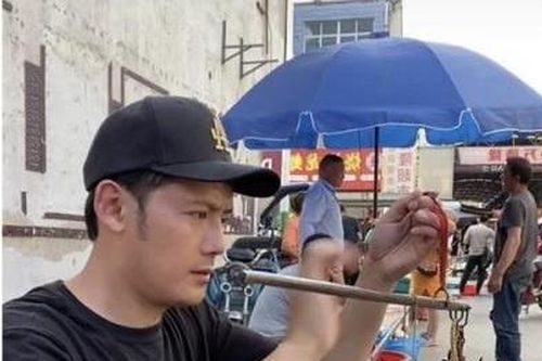 Nam diễn viên Từ Hải Vy bán hàng rong kiếm sống