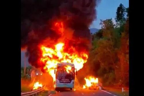 Xe khách giường nằm bất ngờ bốc cháy khi đang đổ đèo