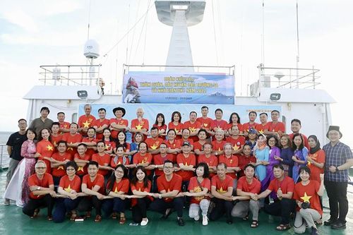 Hướng về biển đảo quê hương
