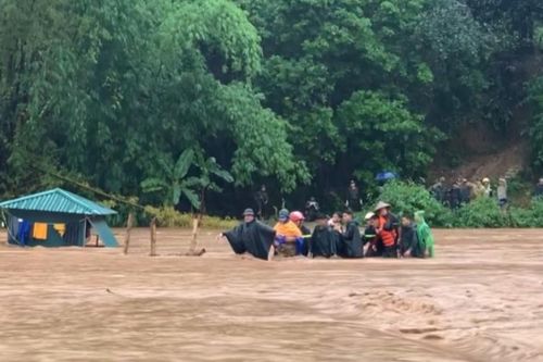Sơn La huy động gần 500 cán bộ, chiến sĩ hỗ trợ người dân trong lũ