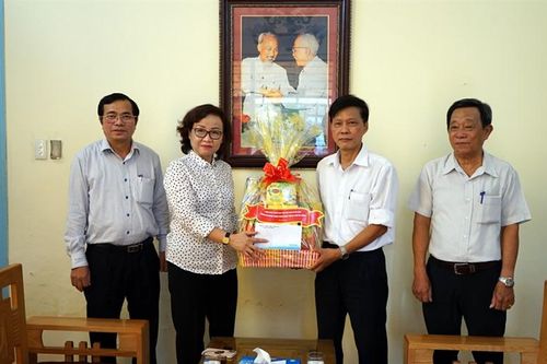 Phó Chủ tịch UBND TP Đà Nẵng thăm, tặng quà hội người cao tuổi