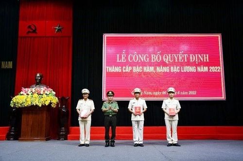 Thăng cấp bậc hàm cho 991 cán bộ, chiến sỹ Công an Quảng Nam