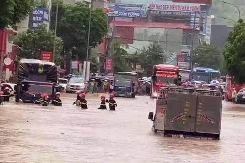 Sơn La: Mưa lớn khiến nhiều tuyến đường chìm trong 'biển' nước