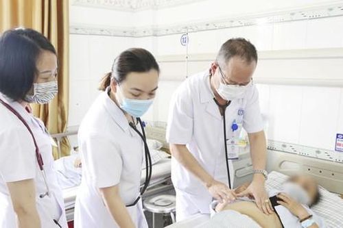 Người đàn ông tràn dịch màng phổi do tự ý tiêm đau cột sống thắt lưng