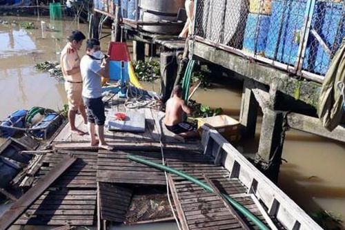 Tàu kéo sà lan mất lái tông chìm ghe cá, 1 người bị thương