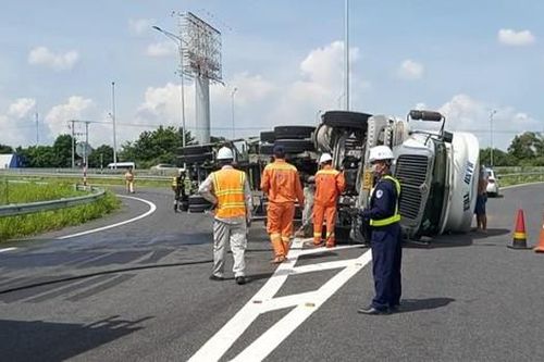 Xe đầu kéo lật ngang tại nút giao cao tốc Trung Lương - Mỹ Thuận với cao tốc TP Hồ Chí Minh - Trung Lương
