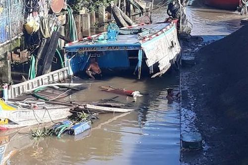 Vĩnh Long: Sà lan mất lái húc chìm ghe cá, 1 phụ nữ bị thương