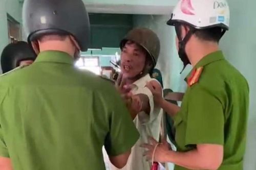 Dù đã ly thân nhưng chồng vẫn dùng rựa chém vợ giữa phố do gọi điện không nghe máy