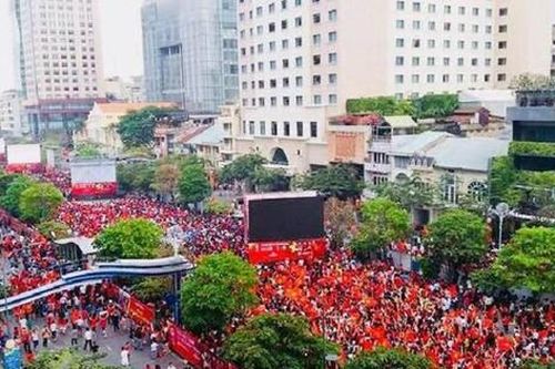TPHCM cấm xe vào đường Nguyễn Huệ để phục vụ người dân xem bóng đá