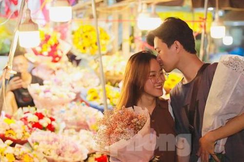 Chợ hoa đêm Hà Nội thu hút đông đảo giới trẻ đến check in, chụp ảnh rộn ràng