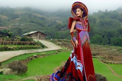 Đoàn Hồng Trang gây ấn tượng với trang phục mang bản sắc văn hóa dân tộc