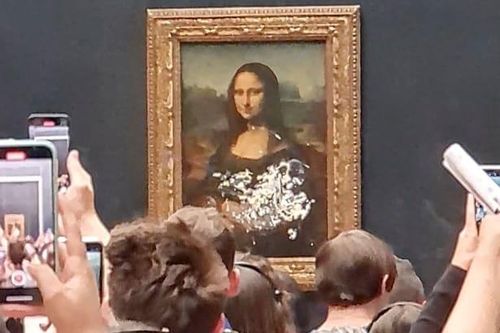 Kiệt tác Mona Lisa bị ném đầy bánh ngọt