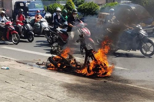 TP Hồ Chí Minh: Xe máy bốc cháy trơ khung trên đường Trường Chinh
