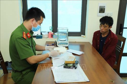 Bắt vụ mua bán trái phép một bánh heroin tại Mù Cang Chải