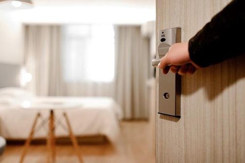 Về nhà không báo trước, hé cửa ra thấy hình ảnh của mẹ đẻ mà tôi dứt khoát đòi li hôn chồng