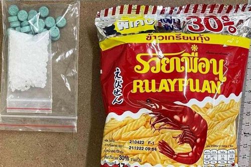 Bí mật đằng sau những gói snack trá hình chứa 'hàng cấm' được đặt shipper giao cho khách