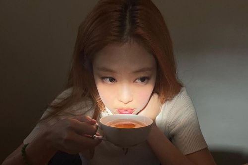 Chỉ ngồi nhâm nhi trà, Jennie (Blackpink) vẫn khiến người hâm mộ 'phát cuồng' vì quá xinh đẹp