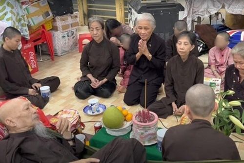 Tiết lộ lý do nhóm người 'Tịnh thất Bồng Lai' tôn sùng, quỳ lạy ông Lê Tùng Vân mỗi dịp lễ Tết