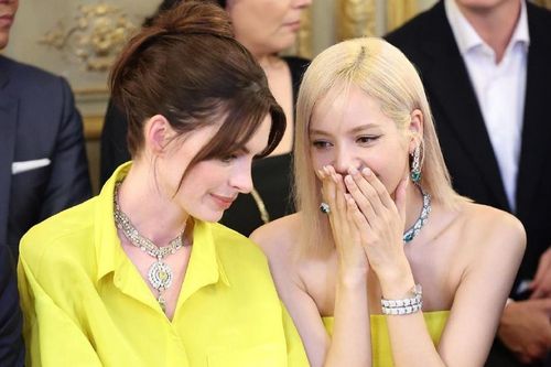 Sang trời Tây, Lisa (Blackpink) không ngần ngại 'đọ sắc' với nữ minh tinh đình đám Anne Hathaway