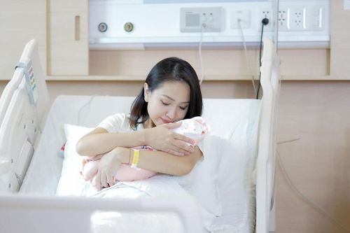 Vân Hugo khoe cận mặt ái nữ, nghẹn ngào: 'Bản năng làm mẹ vẫn vẹn nguyên như lần sinh đầu'