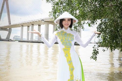 Á hậu Hà Linh khoe dáng thướt tha trong tà áo dài của NTK Đức Minh