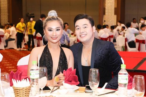 Hoa hậu thiện nguyện Trịnh Lan Trinh thân mật cùng ca sĩ Khánh Bình tại sự kiện