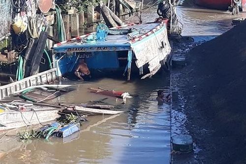 Sà lan mất lái tông chìm ghe chở cá