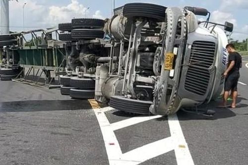 Xe đầu kéo lật ngang tại nút giao đường cao tốc