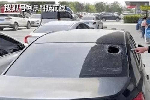 Cặp đôi cãi nhau ném đồ tán loạn từ tầng cao, làm hỏng 5 ô tô
