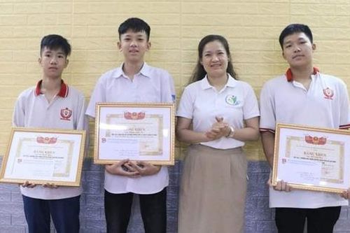 Cứu người phụ nữ bị ngã xuống sông, 3 nam sinh lớp 10 được tặng bằng khen