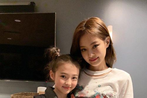 Bé gái lai xinh nhất thế giới chăm plank giữ dáng, nhan sắc 4 triệu người theo dõi hot hơn Jennie BlackPink