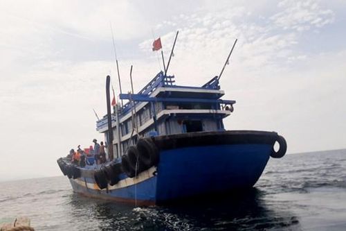 Bắt giữ 2 tàu cá 'khủng' đánh bắt trái phép trên vùng biển Hà Tĩnh